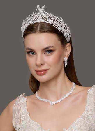 types of bridal crowns engagement crowns wedding crown jewelry royal crown queen crown diadem tiara