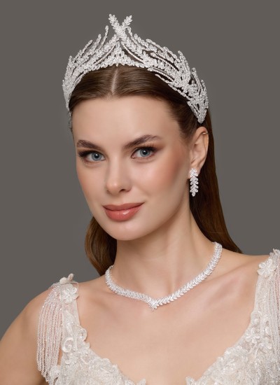 types of bridal crowns engagement crowns wedding crown jewelry royal crown queen crown diadem tiara